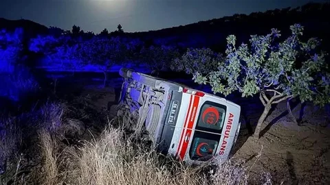 Siirt'te Ambulans Devrildi, Sağlıkçılar Kurtuldu