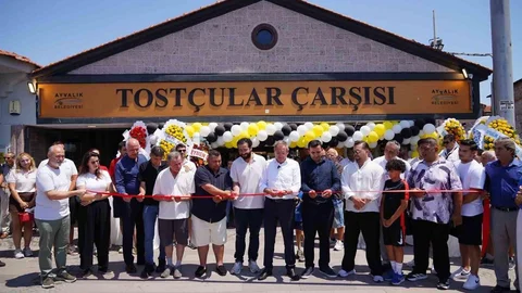 Ayvalık Tostçular Çarşısında İş Birliği Örneği