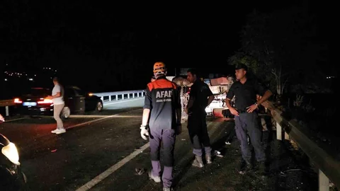 Elazığ'da Minibüs-Traktör Çarpışması