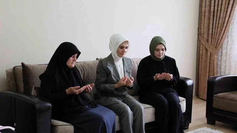 Bakan Göktaş'tan Şehit Annesine Ziyaret