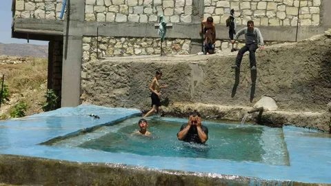 Batman'da Çiftçiler Serinlemek İçin Havuz Yapıyor
