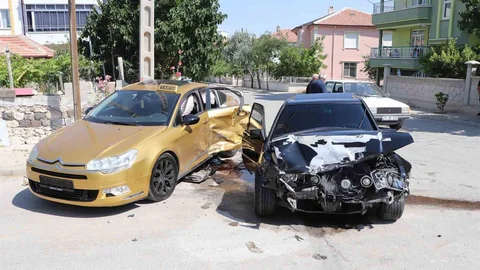 Karaman'da Trafik Kazası: 3 Yaralı
