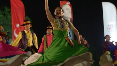 Denizli'de Halk Dansları Festivali Devam Ediyor