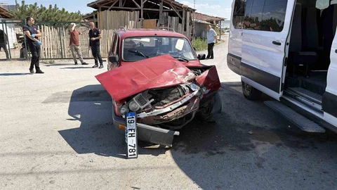 Çorum'da Minibüs ve Otomobil Çarpıştı