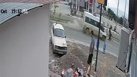 Osmaniye'de Minibüs Ata Çarptı