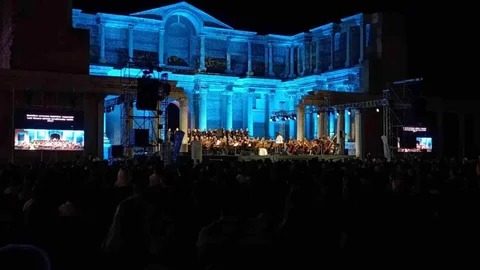 Manisa'da Tarihi Konser Geceyi Renklendirdi