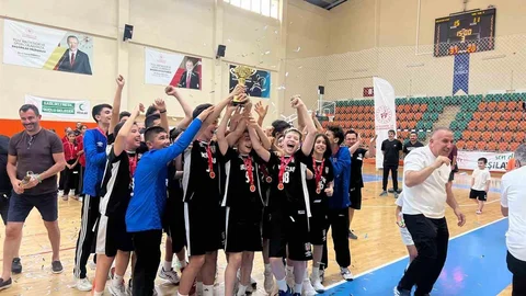 Minikler Hentbol Şampiyonası Kuşadası'nda Tamamlandı