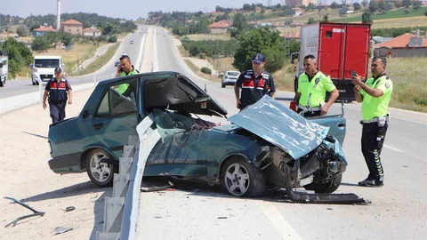 Karaman'da Tofaş Otomobil Bariyerlere Saplandı