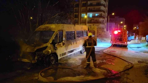 Aydın'da Park Halindeki Minibüs Yandı