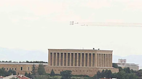 Türk Yıldızları'ndan Ankara'da Prova Uçuşu