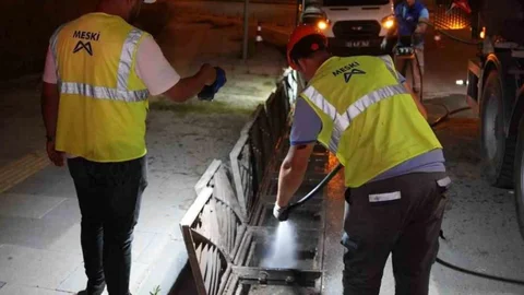 Mersin'de Yağmur Suyu Hatları Temizleniyor