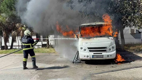 Bilecik'te Park Halindeki Minibüs Yandı