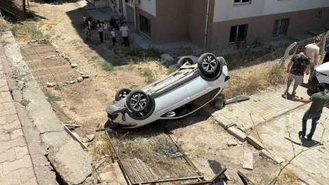 Adıyaman'da Otomobil Bahçeye Düştü