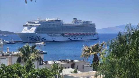 Bodrum'a Dev Yolcu Gemisi Geldi