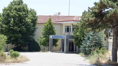 Kırşehir’deki Eski Fizik Tedavi Merkezi Vandalların Hedefi Oldu
