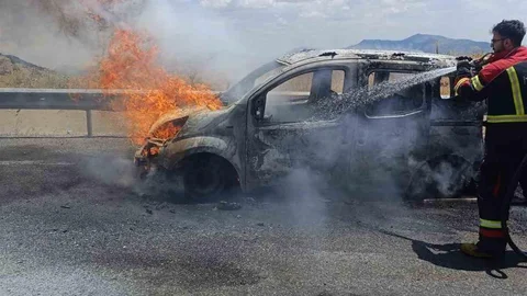 Bingöl'de Hafif Ticari Araç Yandı