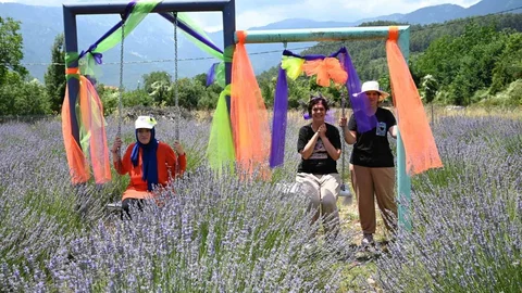 Kemer'de Mor Turizm Başlıyor