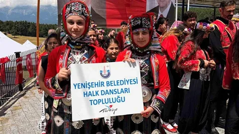 Yenişehir'de Halk Dansları Performansı