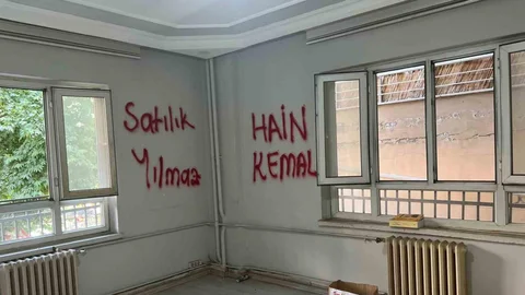 CHP Batman İl Başkanlığı Tahrip Edildi