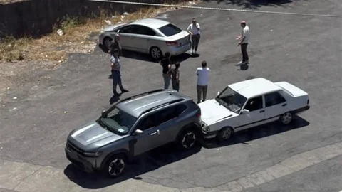 Zonguldak'ta Park Halindeki Araca Çarpıldı