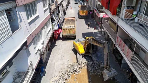 Efeler’de Yol Yenileme Çalışmaları Devam Ediyor
