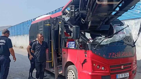 Mersin'de Minibüs ve Vinç Çarpıştı