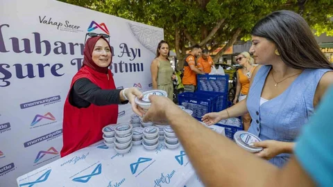 Mersin'de Eş Zamanlı Aşure Dağıtımı