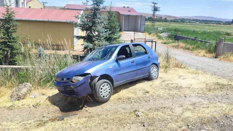Sivas'ta Otomobil Bariyerlere Çarptı, 4 Yaralı