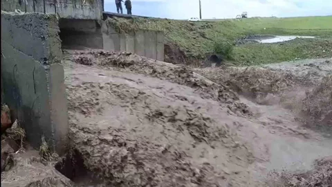 Kars'ta Sel Alarmı Yağmur Sonrası Ulaşımı Kapatıyor