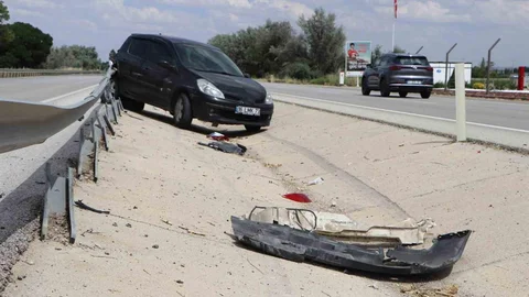 Karaman'da Otomobil Bariyerlere Çarptı