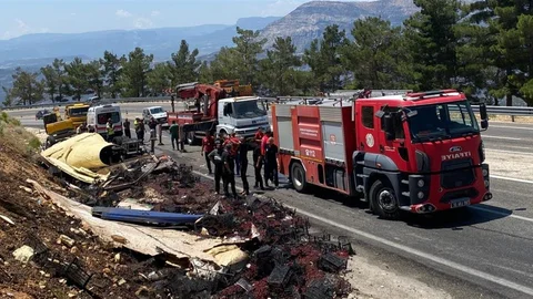 Mersin'de Kamyon Devrildi, Sürücü Kurtarıldı