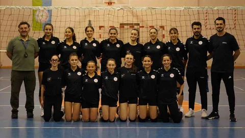Rize’nin Genç Voleybolcuları Şampiyonluk Peşinde