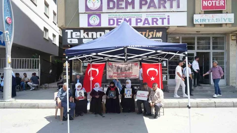 Muş'ta Ailelerin Evlat Nöbeti Devam Ediyor
