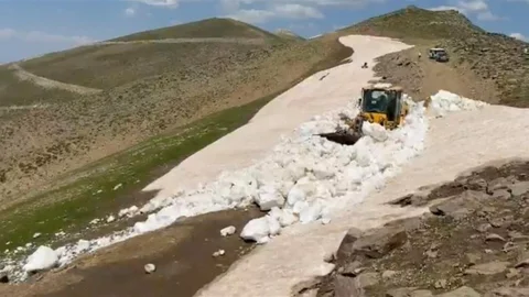 Bitlis'te Temmuz'da Karla Mücadele Devam Ediyor