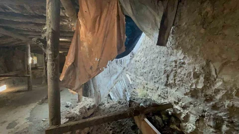 Kars'ta Sağanak Yağış Ahırı Çöktürdü