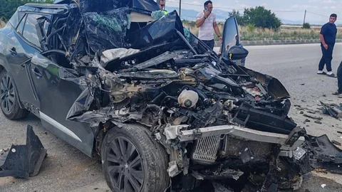 Burdur'da Kamyonetle Otomobil Çarpıştı