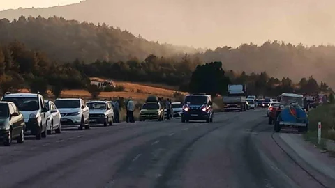 Bilecik'te Orman Yangını Nedeniyle Karayolu Kapandı