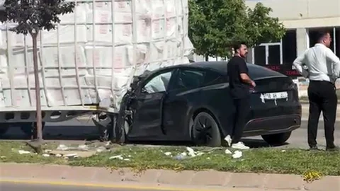 Sivas'ta Dorseye Çarpan Tesla Hurdaya Döndü