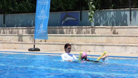 Otizmli Çocuklar Yüzme ile Gelişiyor