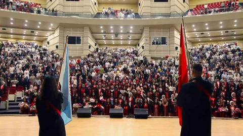 Erciyes Üniversitesi Mezuniyet Töreni Düzenlendi