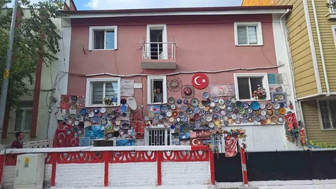 Kütahya'da Evin Dış Cephesi Çiniyle Süsleniyor