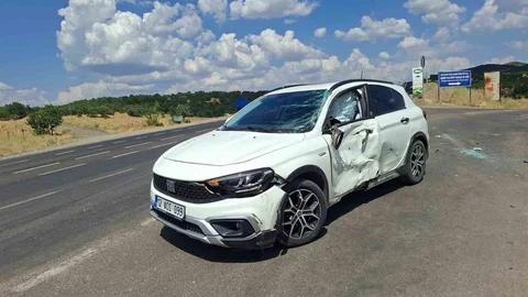 Bingöl'de Tır ve Otomobil Çarpıştı