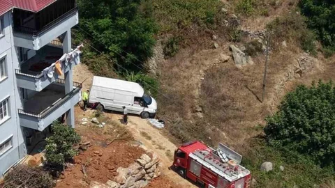 Ticari araç, çıkmaz sokağa girdi bahçeye düşmesine ramak kaldı