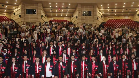 Kayseri'de Eczacıların Mezuniyet Coşkusu