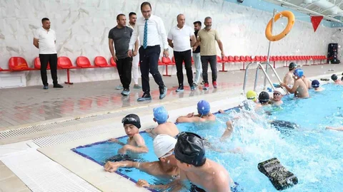 Ağrı'da Çocuklar Yüzme Eğitimi Alıyor