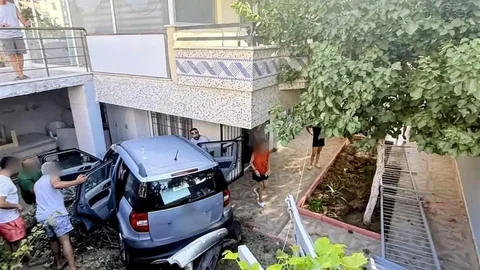 Didim'de Bahçeye Uçan Araç Kazası
