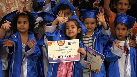 Kuşadası'nda Çocukların Mezuniyet Coşkusu