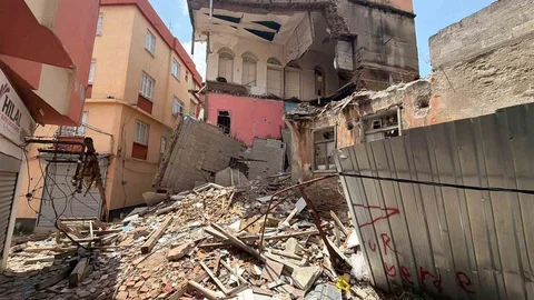 Adana’da yıkılan metruk binanın enkazı 48 gündür kaldırılmadı