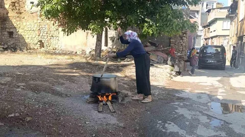 Kahramanmaraş'ta Mahalle Sakinleri Aşure Etkinliği Düzenledi