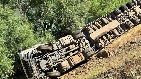 Şırnak'ta Tır Uçurumdan Düştü